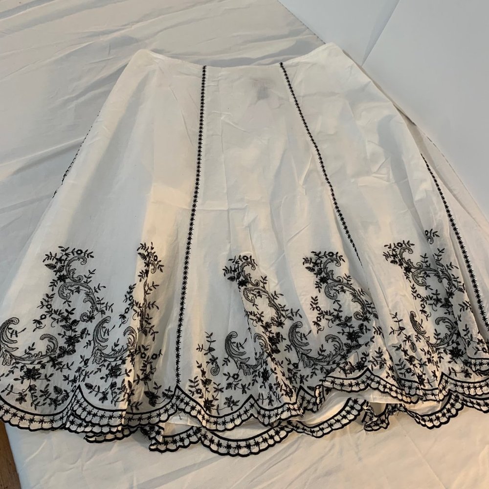Signature by Robbie B White and Black Cotton Skirt Size 10